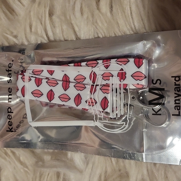 Lips Face Mask Lanyard - Picture 2 of 3